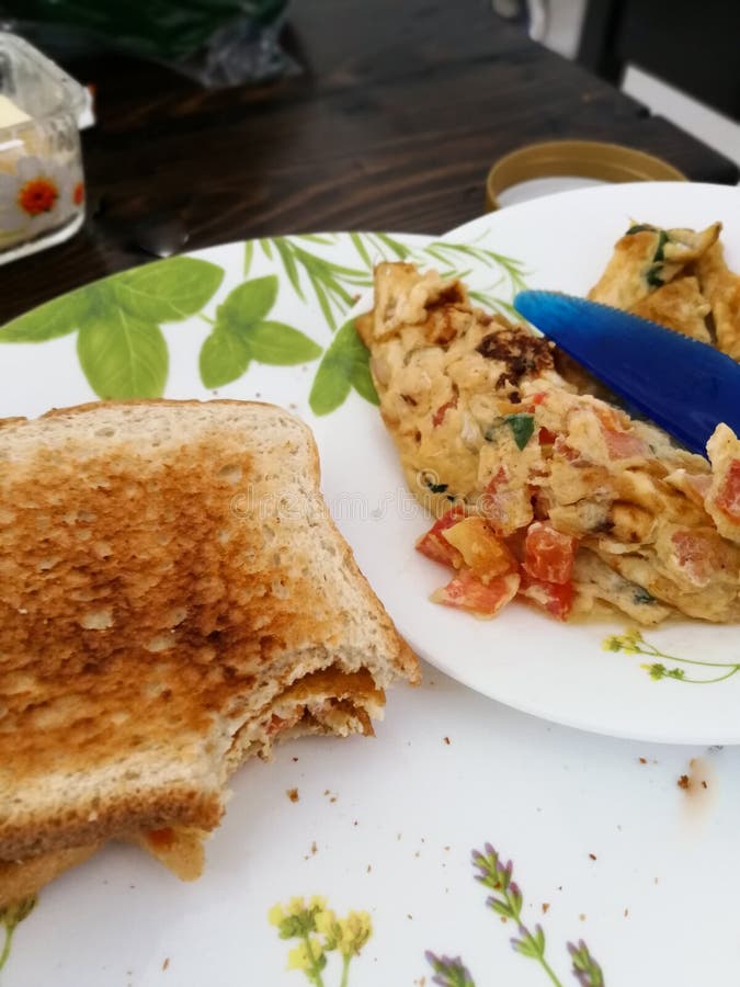 加西红柿和红铃椒的煎蛋 早餐健康饮食美味早餐 库存照片 加西红柿和红铃椒的煎蛋 早餐健康饮食美味早餐 库存照片