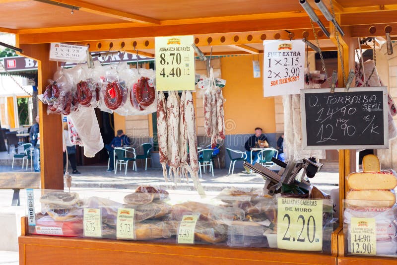 加调料的口利左香肠、longaniza、fuet、jamon和马翁乳酪待售在一个地方市场上在埃斯波尔莱斯,马略卡,西班牙 库存照片 加调料的口利左香肠、longaniza、fuet、jamon和马翁乳酪待售在一个地方市场上在埃斯波尔莱斯,马略卡,西班牙 库存照片