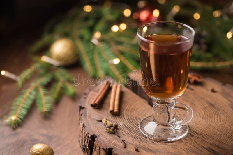 加香料的苹果汁仔细考虑了在玻璃杯子的桑格里酒在木backgro 免版税库存图片 加香料的苹果汁仔细考虑了在玻璃杯子的桑格里酒在木backgro 免版税库存图片