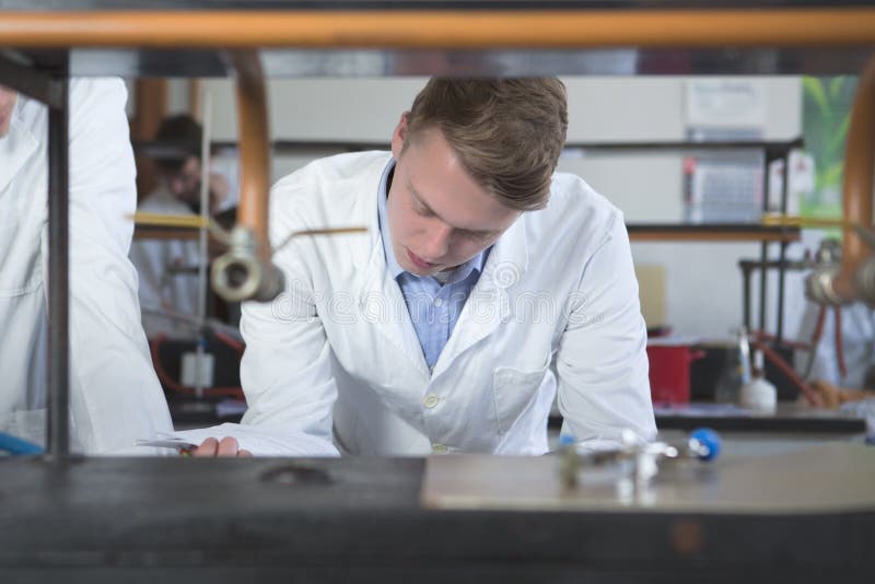 化学、药房和生化的男学生 年轻科学家研究员审查的实验 白肤金发的男性斯堪的纳维亚年轻人 免版税图库摄影 化学、药房和生化的男学生 年轻科学家研究员审查的实验 白肤金发的男性斯堪的纳维亚年轻人 免版税图库摄影