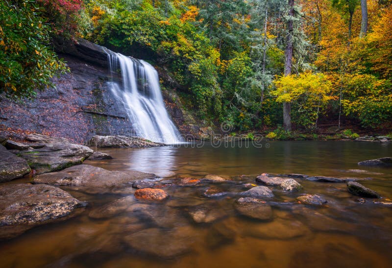 北卡罗莱纳州自然瀑布摄影秋季户外风景