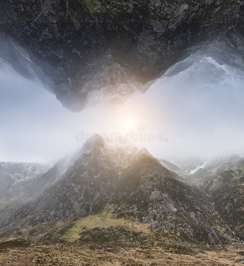 北方山上逆山景天间太阳爆破的梦幻超现实复合图像 免版税图库摄影