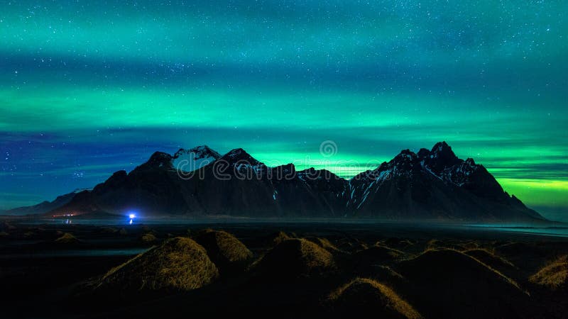 北极光,在Vestrahorn山的极光borealis在Stokksnes,冰岛 免版税库存照片 北极光,在Vestrahorn山的极光borealis在Stokksnes,冰岛 免版税库存照片