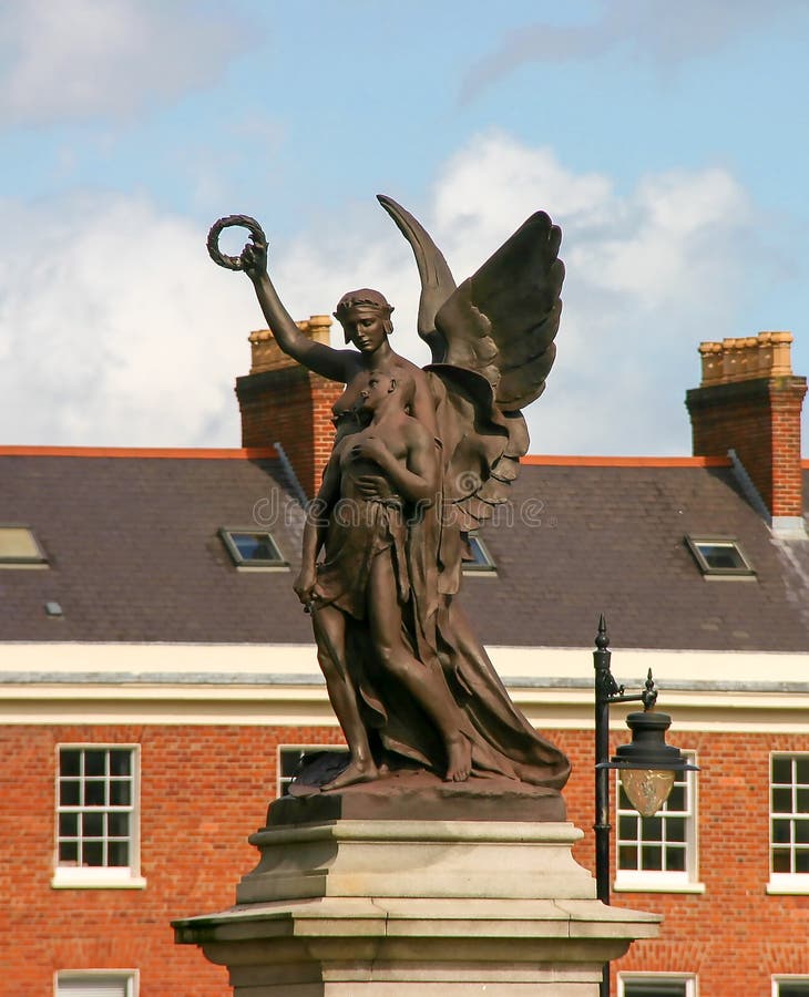 北爱尔兰贝尔法斯特/英国 — 9月 2011年1月20日：女王大学战争纪念碑的垂直形象 图库摄影