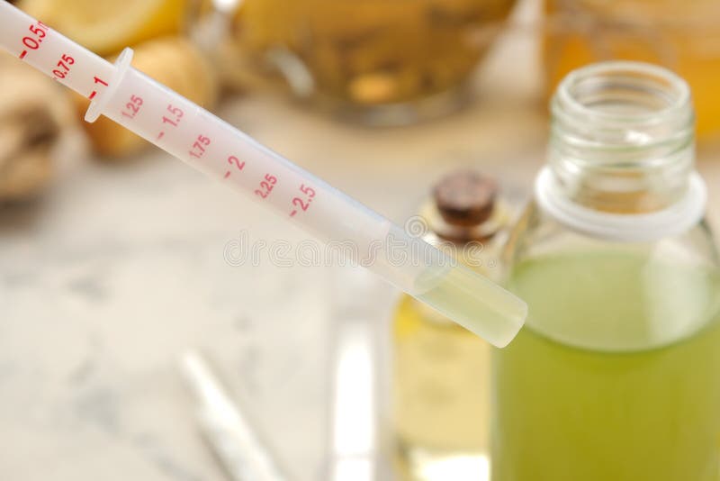 医学关闭的吸移管 流感的各种各样的医学和冷的补救在一张白色木桌上的背景中 冷 Diseas 免版税库存照片 医学关闭的吸移管 流感的各种各样的医学和冷的补救在一张白色木桌上的背景中 冷 Diseas 免版税库存照片