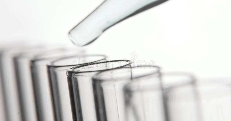 医学实验室测试，吸移管滴下透明化学制品入试管 股票录像