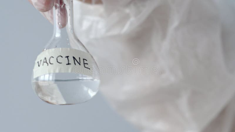 医学实验室玻璃瓶上刻有疫苗 科学实验室玻璃瓶透明液 股票录像