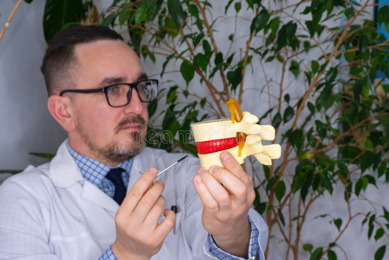 医生在预约病人看椎柱塑型 免版税图库摄影