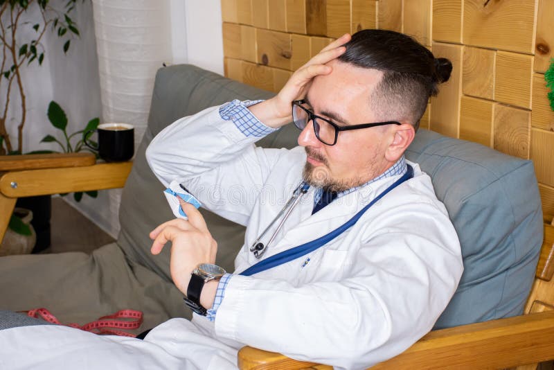 医生感到呼吸急促、发热，用脉搏血氧计检查血氧饱和度，结果低得惊讶. 库存照片