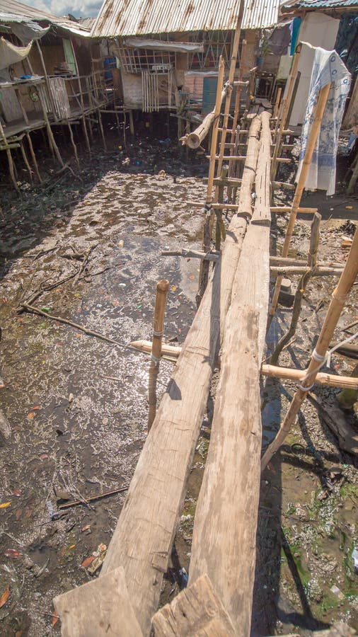 匾的桥梁在Coron镇恶劣的区 Busuanga 城市` s贫民窟的看法从河的 图库摄影 匾的桥梁在Coron镇恶劣的区 Busuanga 城市` s贫民窟的看法从河的 图库摄影