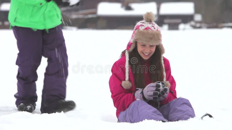 十几岁的女孩在雪坐