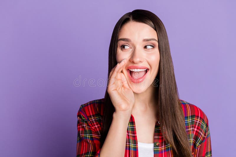 狡猾的深色的女孩笑的和轻声笑看旁边的深思熟虑和提升有了想法站 狡猾的深色的女孩笑的和轻声笑看旁边的深思熟虑和提升有了想法站