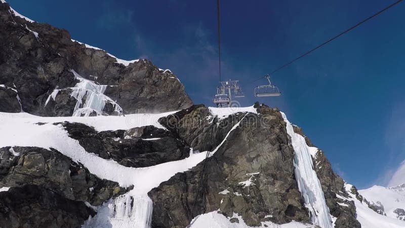 升降椅上升由山的上面决定与岩石的在冬天滑雪胜地