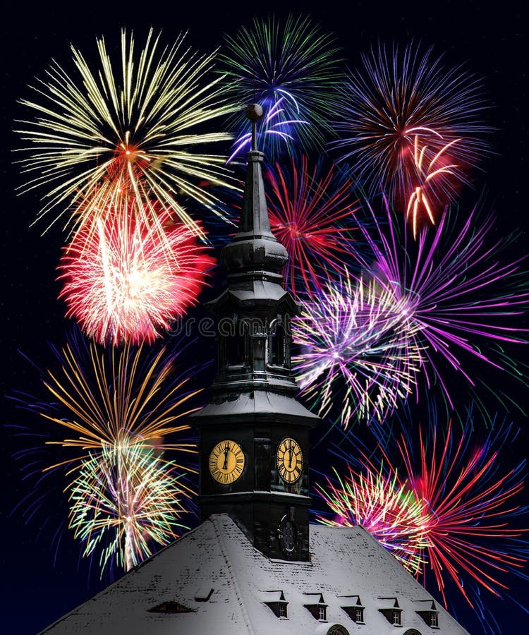 午夜五彩烟花庆祝新年 免版税图库摄影 午夜五彩烟花庆祝新年 免版税图库摄影