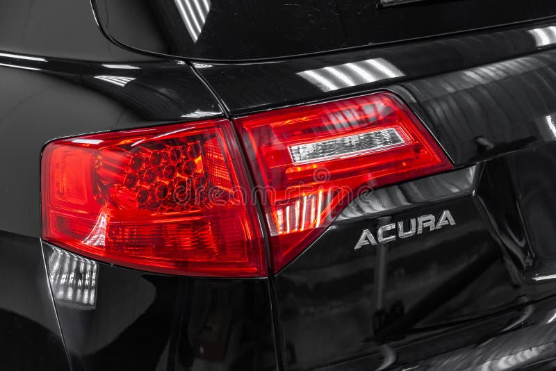 半新Acura MDX背面图与站立在详述的车间的轻的服务框的红色尾灯的2008年黑色 免版税库存图片 半新Acura MDX背面图与站立在详述的车间的轻的服务框的红色尾灯的2008年黑色 免版税库存图片