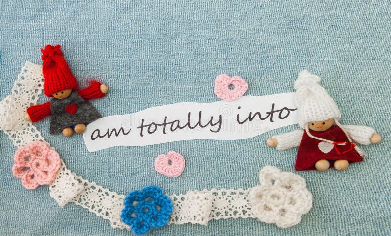 华伦泰、贺卡与桃红色心脏，花和编织 库存照片