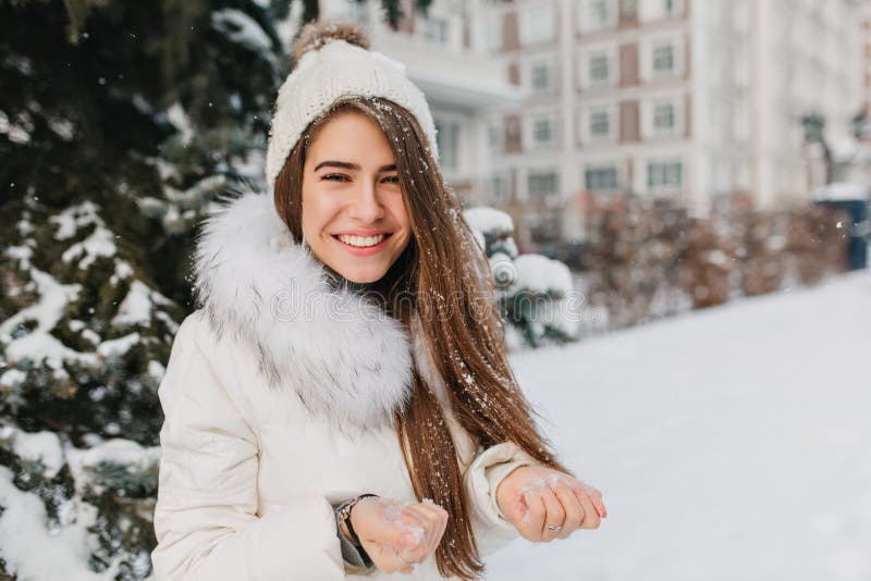 华美的白肤金发的妇女特写镜头画象在手和微笑上的拿着雪 享受冬天早晨的壮观的女孩 免版税库存图片 华美的白肤金发的妇女特写镜头画象在手和微笑上的拿着雪 享受冬天早晨的壮观的女孩 免版税库存图片