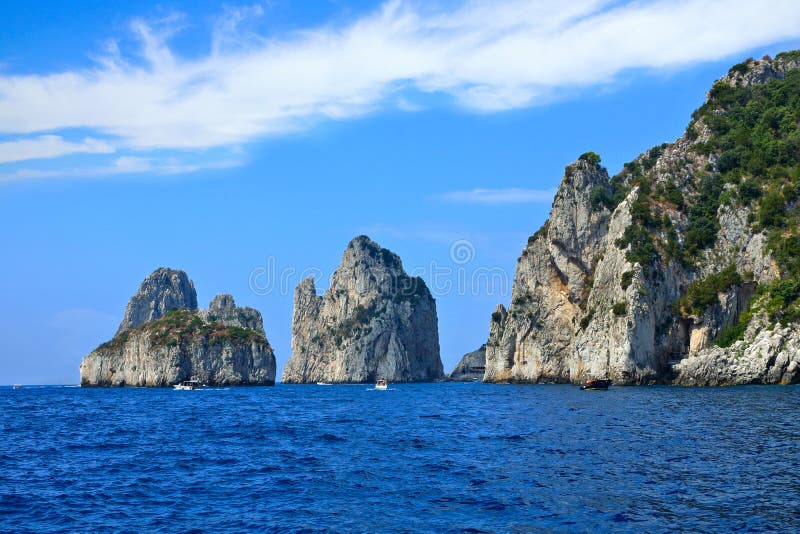 卡普里,意大利海岛的海岸线有Faraglioni海堆的 免版税图库摄影 卡普里,意大利海岛的海岸线有Faraglioni海堆的 免版税图库摄影