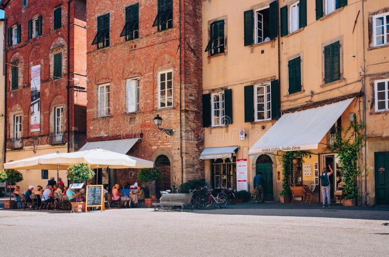卢卡，托斯卡纳迷人的街道和咖啡馆 免版税库存照片