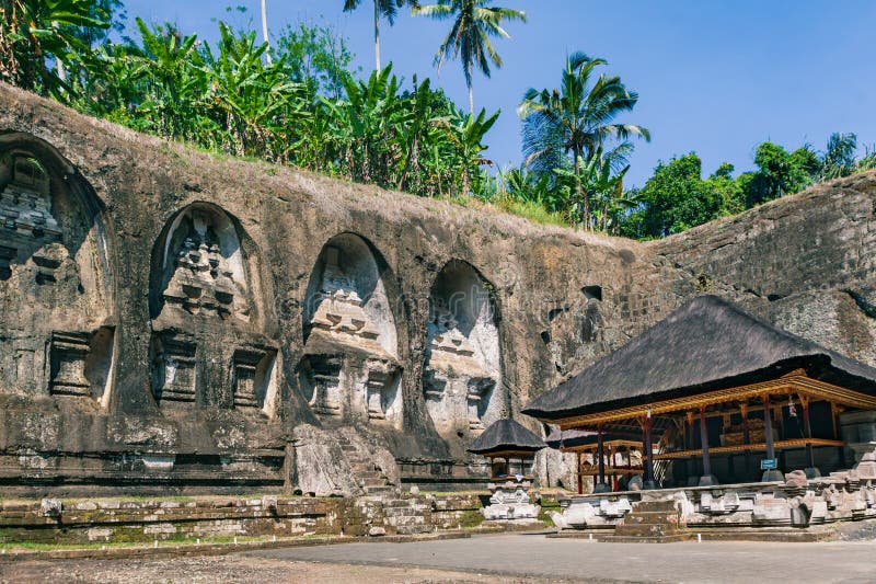 印度尼西亚巴厘岛古努格卡维的皇家家族古老岩石雕刻寺庙群。拥有雕刻的神社和国王陵墓 免版税库存照片