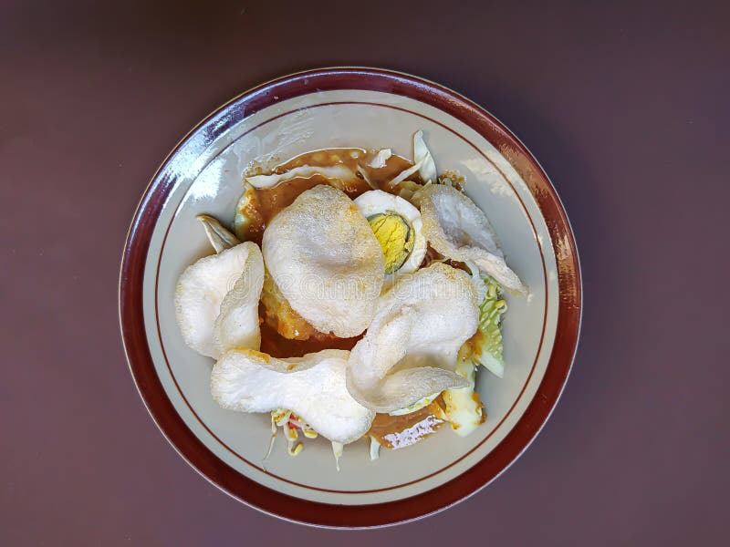 印度尼西亚的一种典型食品，来自印尼雅加达的蔬菜沙拉，菜盘上有花生酱. 免版税库存图片
