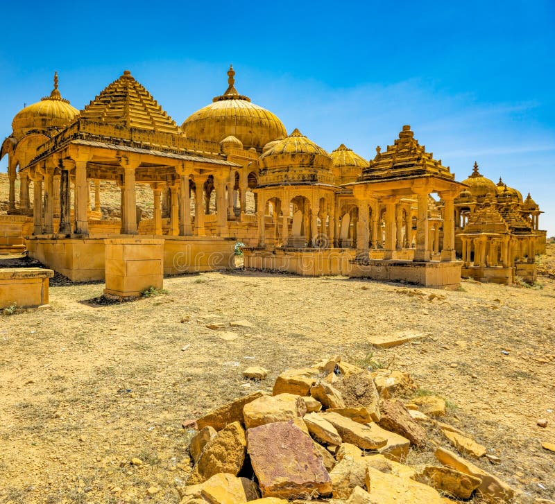 印度拉贾斯坦邦杰萨尔梅尔的巴达巴格，一个皇家陵墓群，周围环绕着历史悠久的纪念碑 库存照片