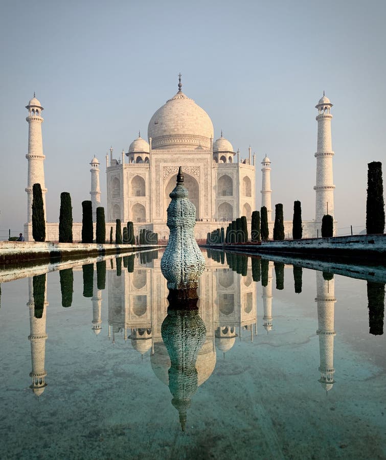 印度阿格拉北方邦一座泳池上的泰姬陵垂直照片