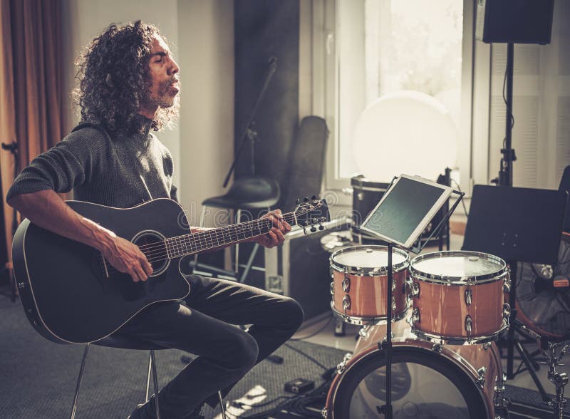 卷发男性的平板阅读抒情诗 库存照片