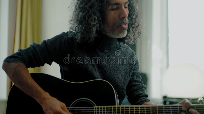 卷发黑人在公寓唱歌 股票录像