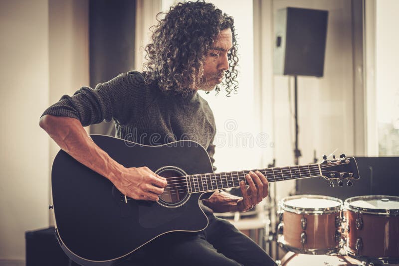 卷曲吉他手弹吉他 库存图片