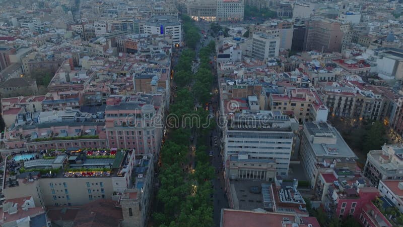 历史中心街道和建筑物高视角. 黄昏时分，大都市全景倾斜