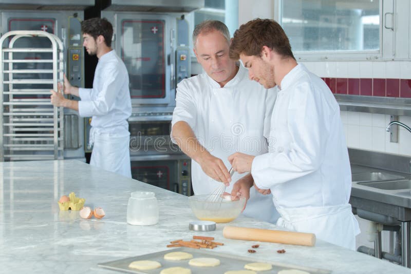 厨师助理学习制作面团 图库摄影