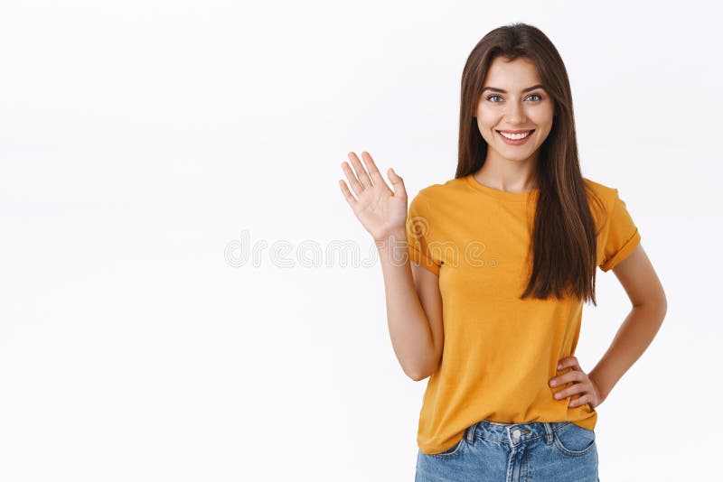 友好、开心、微笑着的女人用举起的手向你挥手漂亮的女孩儿问候 友好、开心、微笑着的女人用举起的手向你挥手漂亮的女孩儿问候
