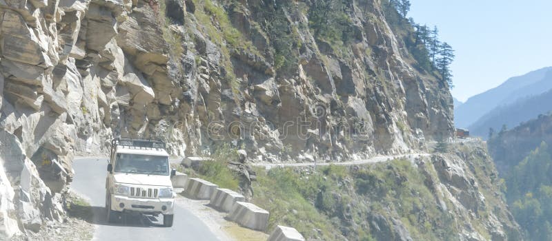 双车道公路山路螺旋S形锯齿型发夹曲线缠绕 倒置、凸、凹 信箱格式 免版税库存图片 双车道公路山路螺旋S形锯齿型发夹曲线缠绕 倒置、凸、凹 信箱格式 免版税库存图片