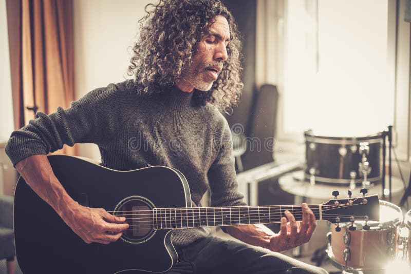 发情的男子弹吉他. 免版税库存图片
