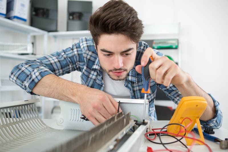 查找电器中的缺陷部件 库存照片