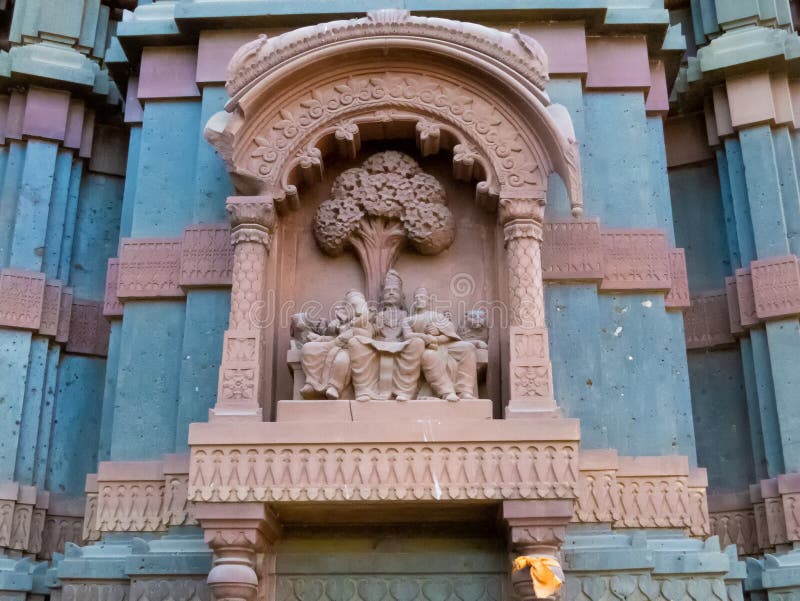 古庙上印度神雕与女神像