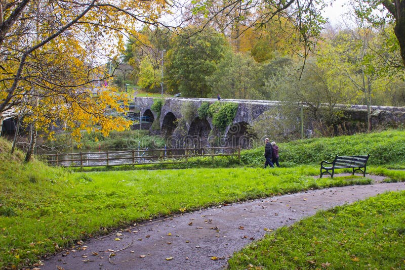 古老的石制肖桥横跨拉根河，靠近北爱尔兰埃登德里小磨坊村庄 免版税图库摄影