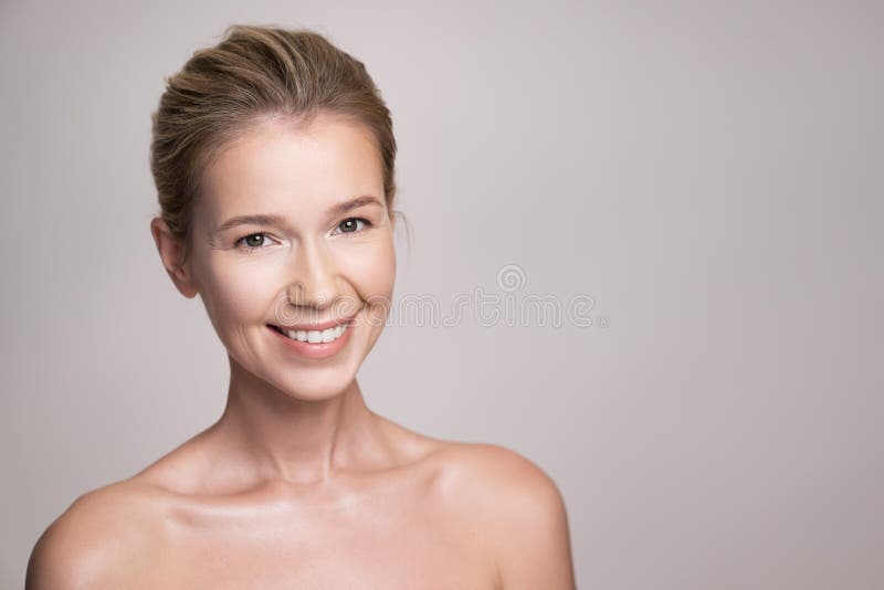 可爱的中年金发碧眼的女人妇女秀丽画象 免版税库存图片 可爱的中年金发碧眼的女人妇女秀丽画象 免版税库存图片