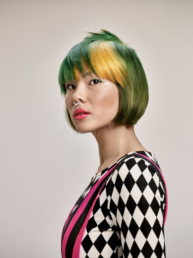 可爱的女孩特写镜头室内画象有五颜六色的头发的 演播室射击了有短的理发的优美的少妇 免版税库存照片 可爱的女孩特写镜头室内画象有五颜六色的头发的 演播室射击了有短的理发的优美的少妇 免版税库存照片