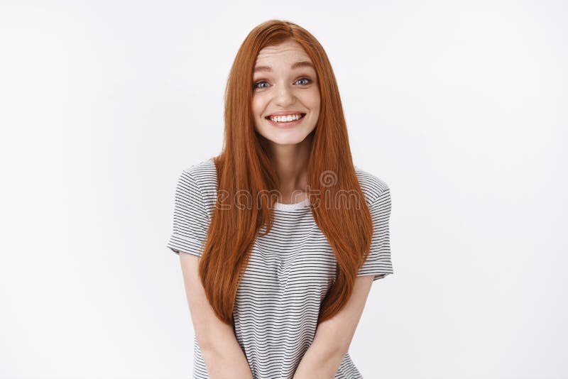 可爱的嫩愉快的快乐的年轻红头发人女孩蓝眼睛要帮助微笑的逗人喜爱的看起来谦虚友好的注视的照相机 免版税图库摄影 可爱的嫩愉快的快乐的年轻红头发人女孩蓝眼睛要帮助微笑的逗人喜爱的看起来谦虚友好的注视的照相机 免版税图库摄影