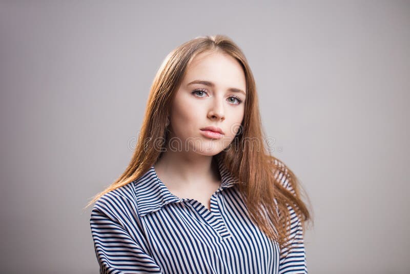 可爱的学生女孩特写镜头水平的画象灰色背景的与拷贝空间 有自然美人的年轻女人和 库存图片 可爱的学生女孩特写镜头水平的画象灰色背景的与拷贝空间 有自然美人的年轻女人和 库存图片