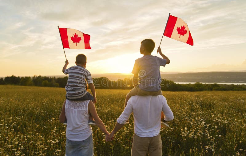 可爱的快乐白人男孩在父亲肩上挂加拿大国旗