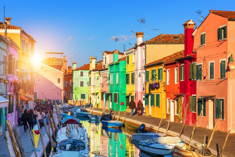 可爱的房子门面和五颜六色的墙壁在Burano,威尼斯 Burano 免版税库存照片 可爱的房子门面和五颜六色的墙壁在Burano,威尼斯 Burano 免版税库存照片