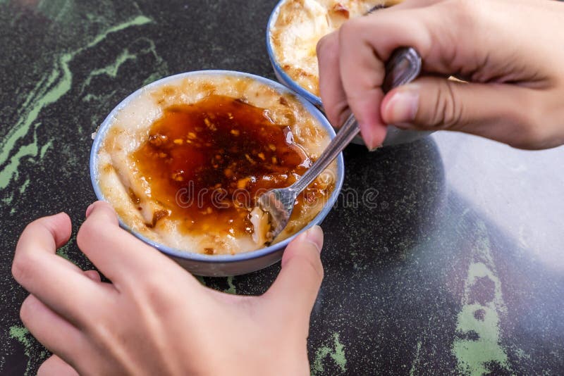 台湾` s特别著名快餐:在一个白色碗的美味大米布丁Wa gui在石桌,台湾纤巧上 库存照片 台湾` s特别著名快餐:在一个白色碗的美味大米布丁Wa gui在石桌,台湾纤巧上 库存照片