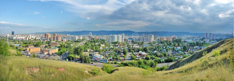 叶尼塞河克拉斯诺亚尔斯克西伯利亚镇全景图 库存照片