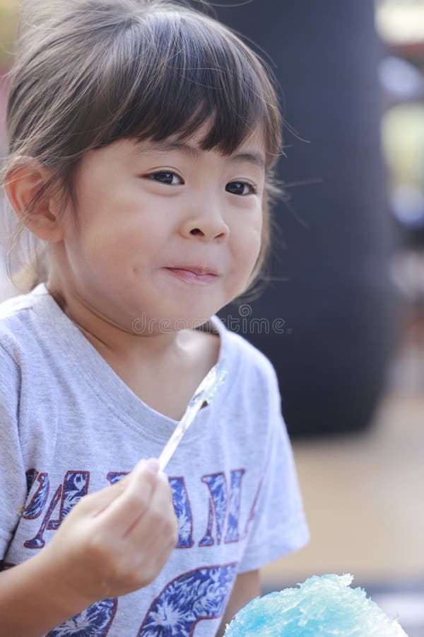 日本女孩在吃刨冰 库存照片