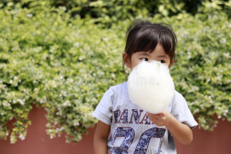 吃棉花糖的日本女孩 免版税库存图片