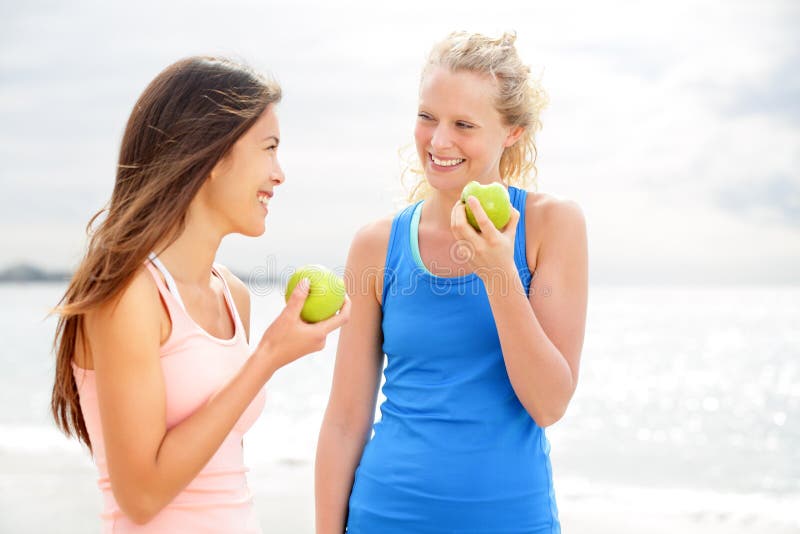 吃苹果的健康生活方式妇女在跑以后