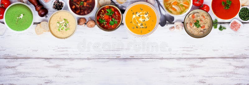 各种美味的自制汤. 白木横幅背景的头顶视图上边框. 库存照片